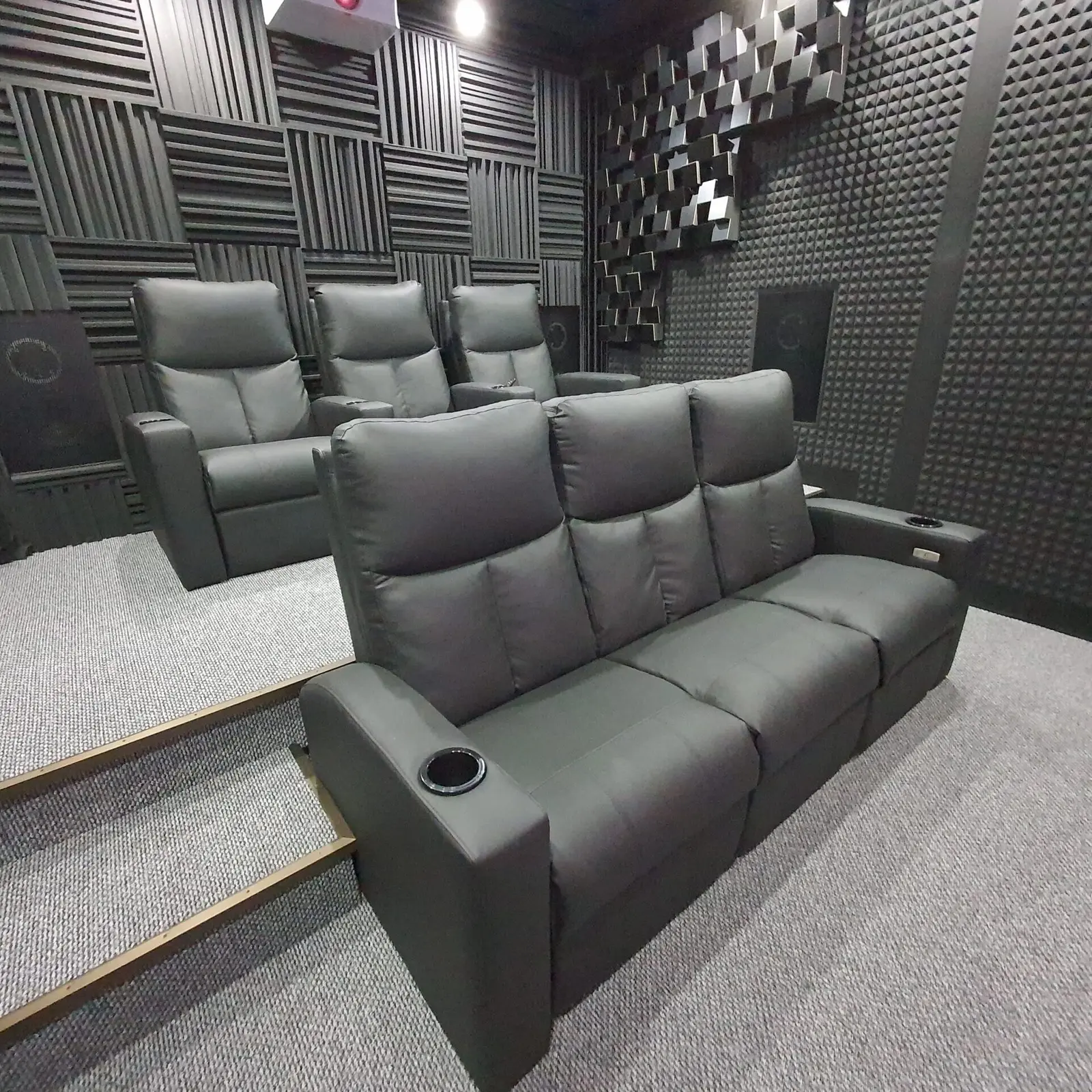 Два ряда кресел в реализованном персональном кинозале SoundHome